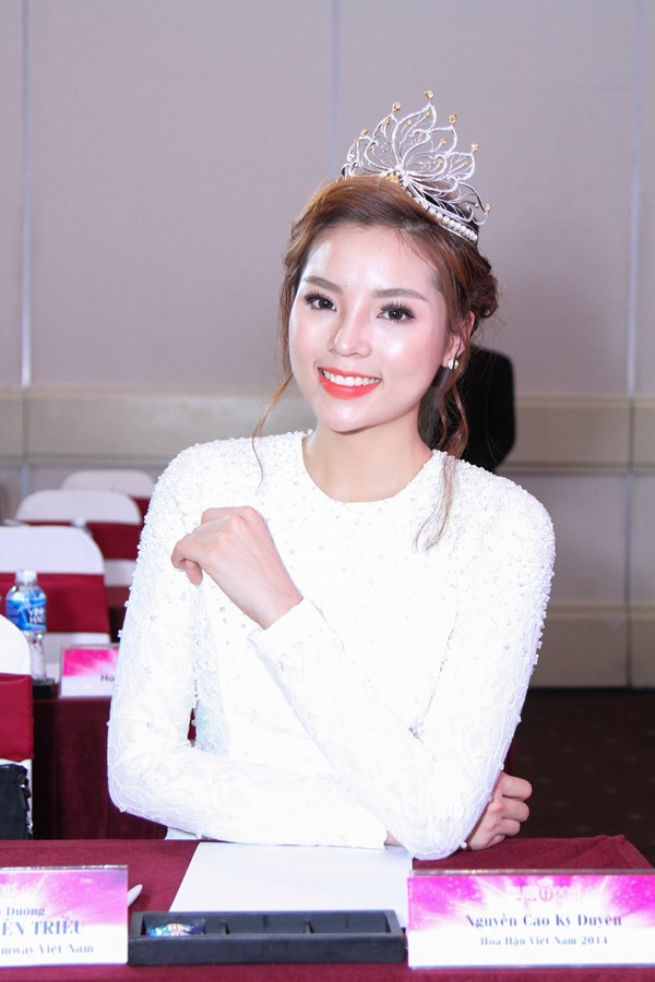 Trong họp báo Hoa hậu Việt Nam khu vực miền Nam cô cũng có mái tóc kém xinh.